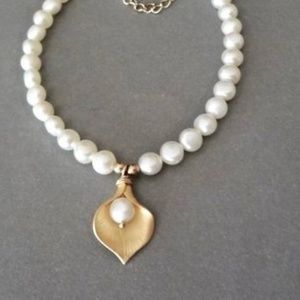 Pearl Bracelet w/ gold/silver tone Cala Lily charm